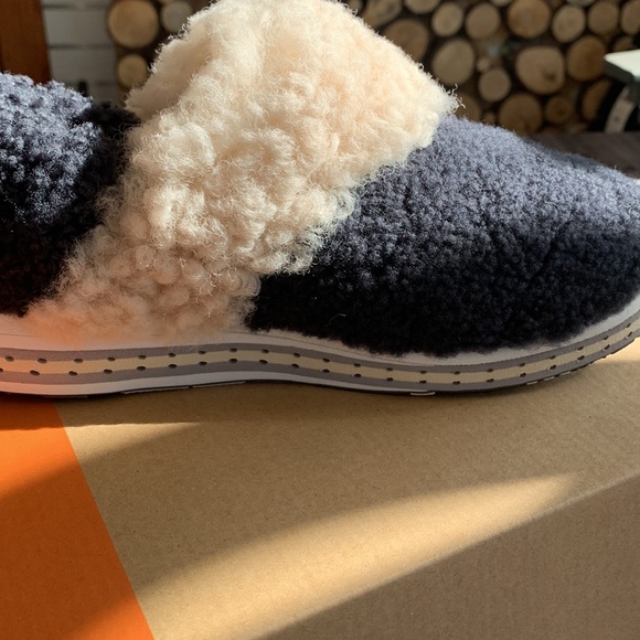NWT Deckers X Lan slippers - Picture 5 of 7